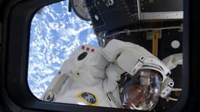 L'astronaute Michael Good dans la navette Atlantis. La navette spatiale américaine a quitté dimanche la Station spatiale internationale (ISS), un "palais de l'espace" qui est maintenant achevé à 98% après douze années de travaux. /Photo prise le 21 mai 20