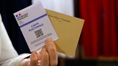 Une électrice présente son bulletin de vote et sa carte électorale, dimanche 19 juin 2022, au Touquet, lors du second tour des élections législatives