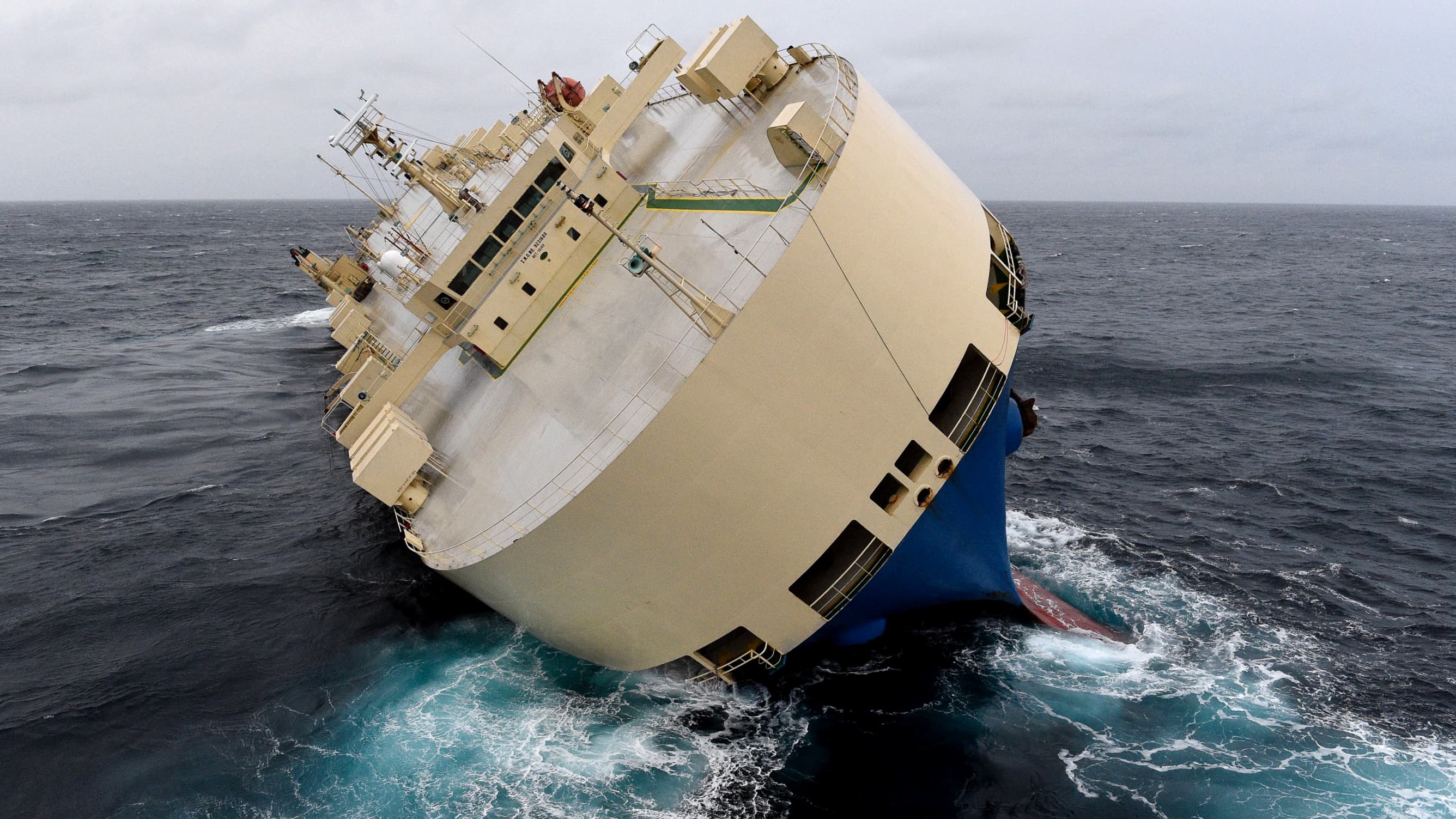 Физика тонущих кораблей. Судно EEMSLIFT Hendrika. Тонущий корабль. Тонущие корабли в океане. Затонувшие корабли.