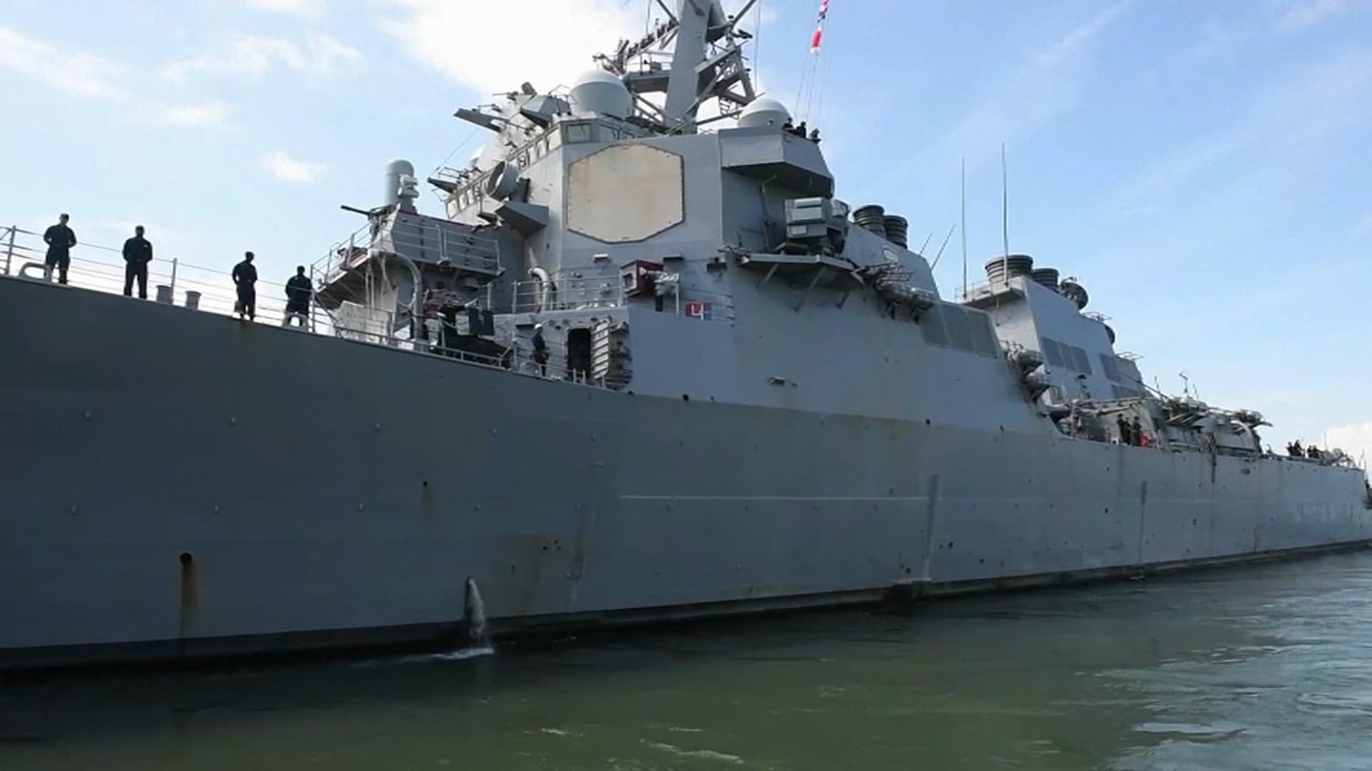 Un navire évacuant la base navale de Norfolk.
