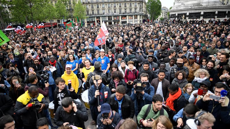 À l'appel du collectif "Front Social", plusieurs centaines de manifestants se sont rassemblés lundi 8 mai place de la République à Paris.