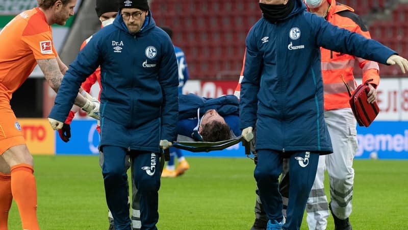 Mark Uth évacué sur une civière