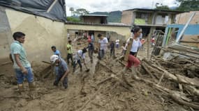 Des équipes de secours et des habitants recherchent des victimes après une coulée de boue à Mocoa, le 2 avril 2017 en Colombie