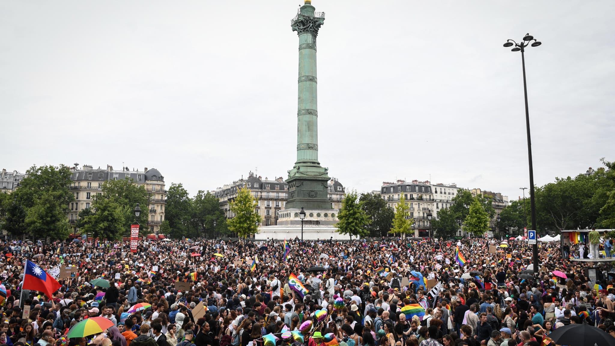 Des participants à la marche des fiertés se réunissent à la place de la Bastille, à Paris, le 25 juin 2022.