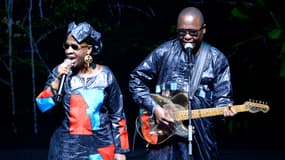 Le duo de musiciens maliens Amadou et Mariam lors d'un concert à Paris le 6 décembre 2015