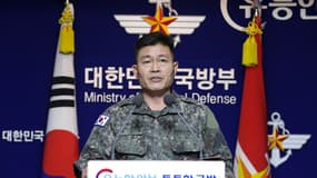 L'Etat-major de l'armée sud-coréenne Jeon Dong-Jin prend la parole lors d'une conférence de presse à propos du tir de missile de la Corée du Nord, le 28 novembre 2019