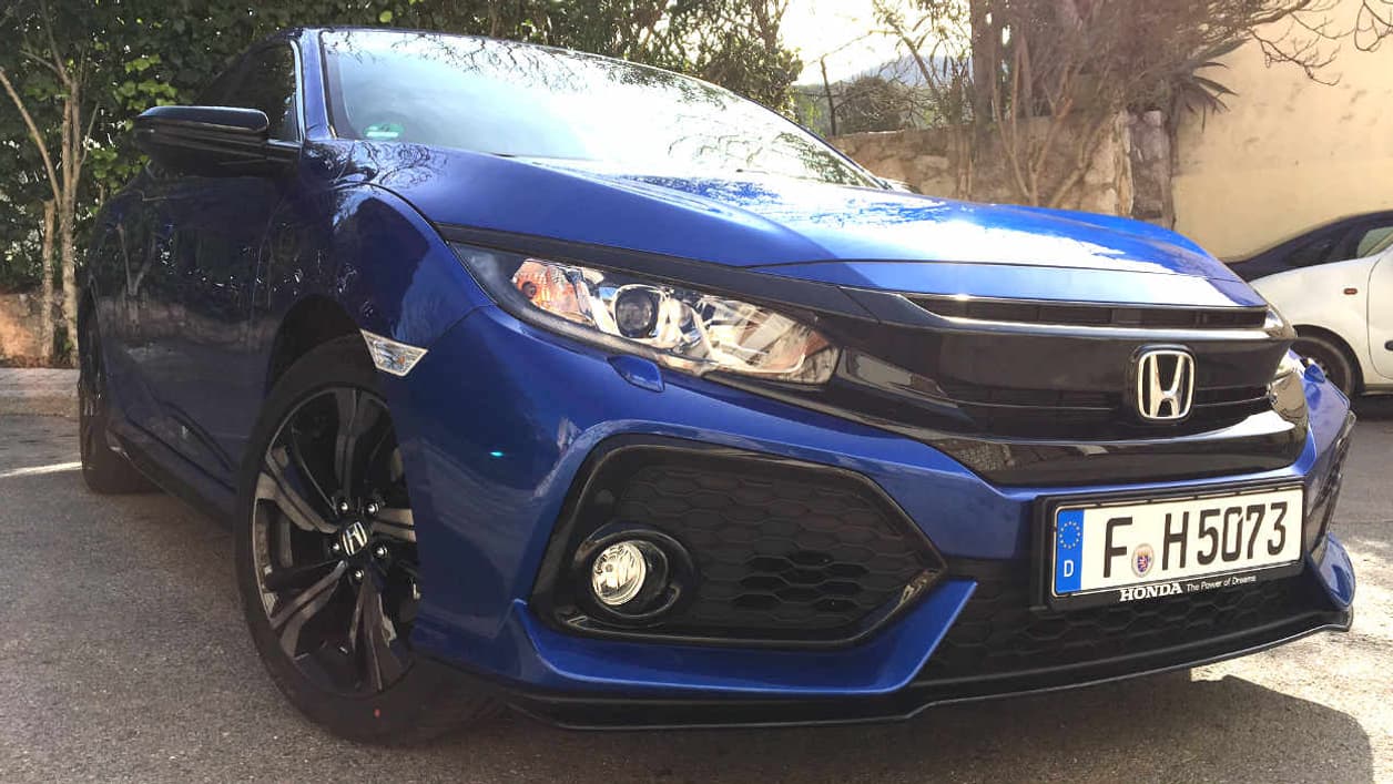 Cette Civic 10ème génération se distingue par de multiples lignes de carrosserie, et des éléments "esprit sport", comme ces fausses entrées d'air de chaque côté de la calandre. Cette Civic 10ème génération se distingue par de multiples lignes de carrosserie, et des éléments "esprit sport", comme ces fausses entrées d'air de chaque côté de la calandre.