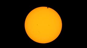 La planète Vénus (le point noir) a commencé mardi son transit devant le soleil, dernier passage visible de la Terre avant 105 ans et occasion d'effectuer de nombreuses expériences. Le transit a commencé à 22h09 GMT et devait durer six heures et 40 minutes