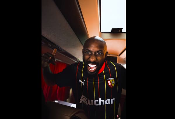 Seko Fofana présente le maillot extérieur du RC Lens Seko Fofana présente le maillot extérieur du RC Lens