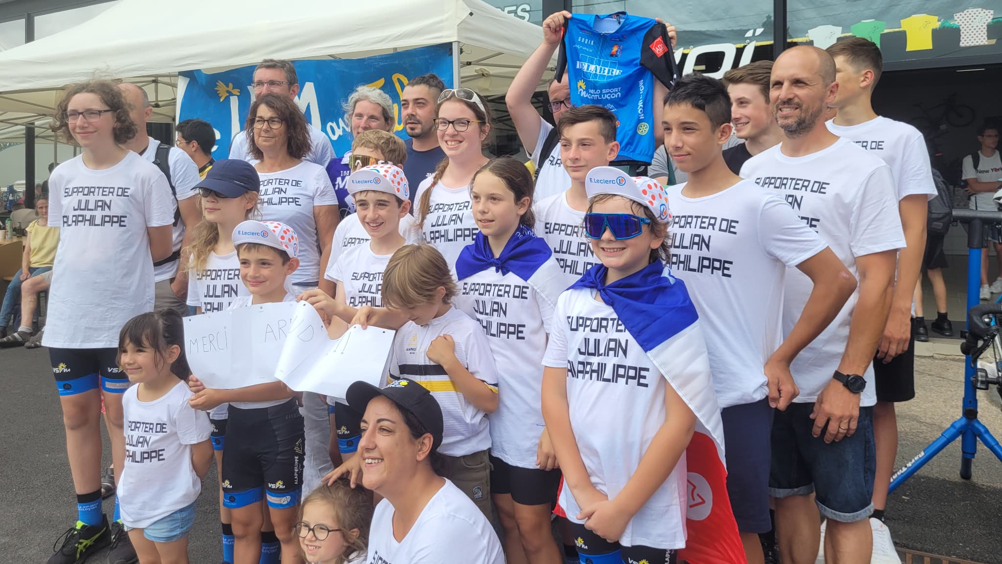 Les fans de Julian Alaphilippe à Montluçon le 12 juillet 2023