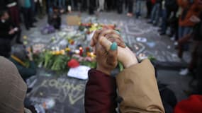 Des centaines de personnes se sont réunis spontanément place de la Bourse, à Bruxelles, après les attentats qui ont ensanglanté la ville, mardi.