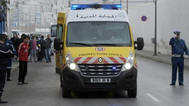 Un véhicule de la Protection civile algérienne roule dans les rues d'Alger, le 13 février 2015