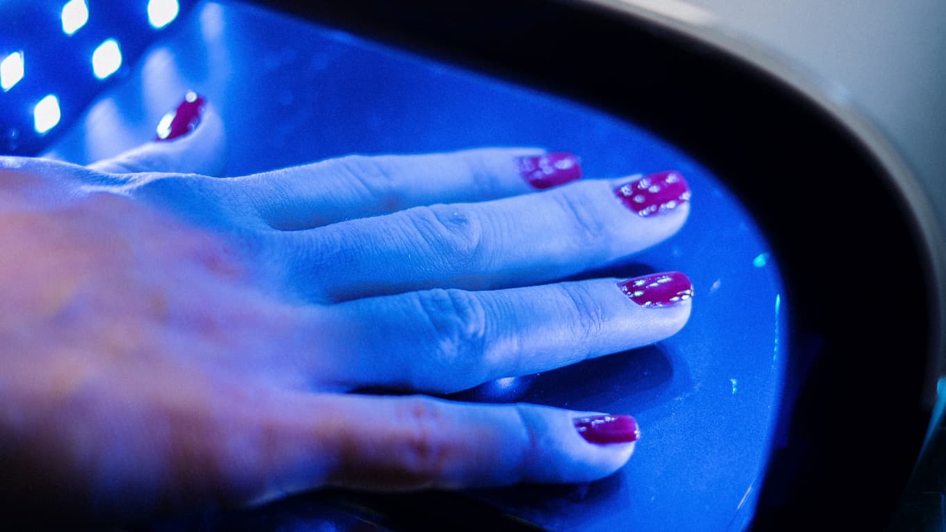 VERNIS SEMI-PERMANENTS, GELS, CLASSIQUES: QUELS SONT LES RISQUES RÉELS POUR VOTRE SANTÉ?
