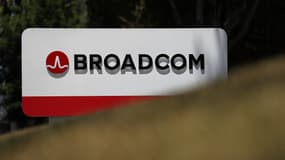 Le logo de Broadcom sur un panneau devant le siège de l'entreprise à San José, en Californie, en 2018.
