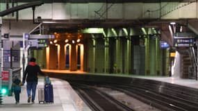 Un parent et son enfant gare Montparnasse.