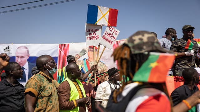 Des manifestants hostiles à la présence française au Burkina Faso. 