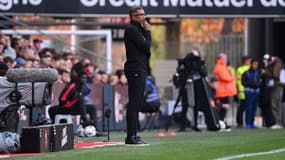 Habib Beye sur le banc de Rennes face à Strasbourg, le 2 novembre 2025.