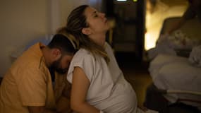 Une femme enceinte et son compagnon à quelques heures de l'accouchement. 