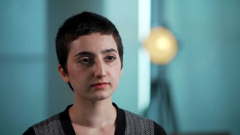 Devenue une icône de la révolte en Iran, Roya Piraie raconte pourquoi elle s'est rasée la tête
