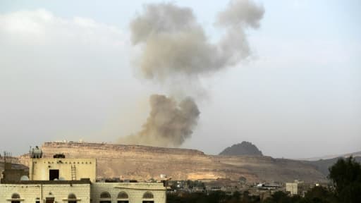 De la fumée s'élève au dessus d'un dépôt d'armes le 6 juillet 2015 à Sanaa au Yémen