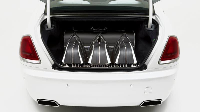 Rolls-Royce lance un set complet de bagages pour aller avec le coupé Wraith. Si elles sont en fibre de carbone, ce n'est pas pour cela que vous voyagerez léger: elles remplissent les 470 litres du coffre très facilement.
