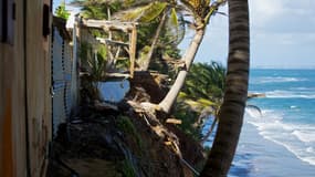 En Guadeloupe, des habitants délogés de la côte rongée par l'érosion