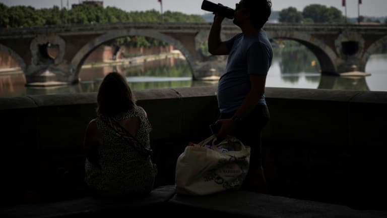 Un homme se désaltère à l'ombre à Toulouse, pendant une vague de chaleur. (Photo d'illustration)