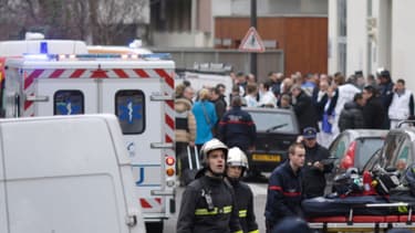 Secours et forces de l'ordre affluent devant le siège de Charlie Hebdo, le 7 janvier, après la fusillade.
