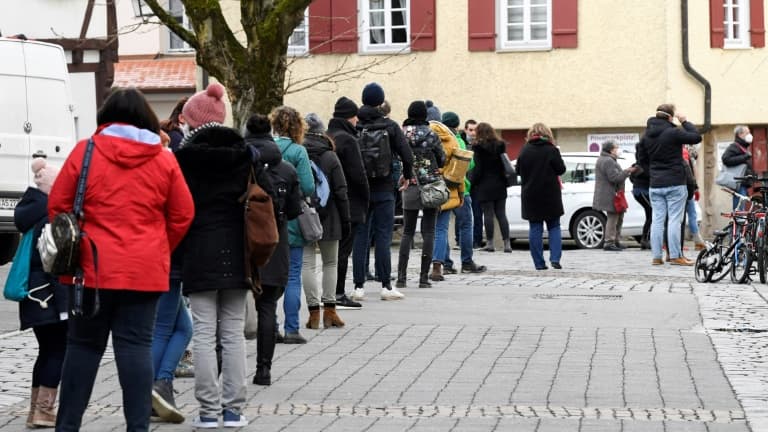Des personnes font la queue pour un test Covid à Tübingen, le 20 mars 2021 en Allemagne
