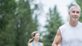 Selon l'OMS, les adultes âgés de 18 à 64 ans devraient pratiquer au moins, au cours de la semaine, 150 minutes d’activité d’endurance d’intensité modérée ou au moins 75 minutes d’activité d’endurance d’intensité soutenue.