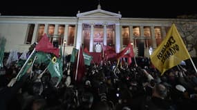 Des militants et sympathisants de Syriza célèbrent leur victoire devant leur leader, Alexis Tsipras.
