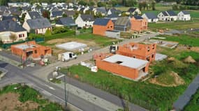 Vue aérienne sur des maisons en construction  à Hédé-Bazouges, en Ille-et-Vilaine, le 29 octobre 2022