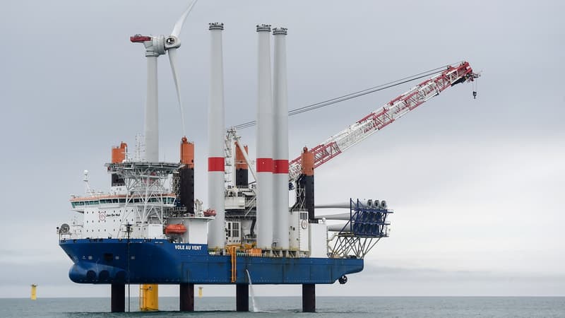 La première éolienne offshore de France installée au parc de Saint-Nazaire