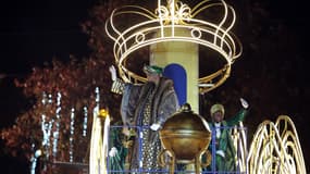 Le roi Balthazar salue la foule à Madrid, le 5 janvier 2023, lors de la parade des rois mages