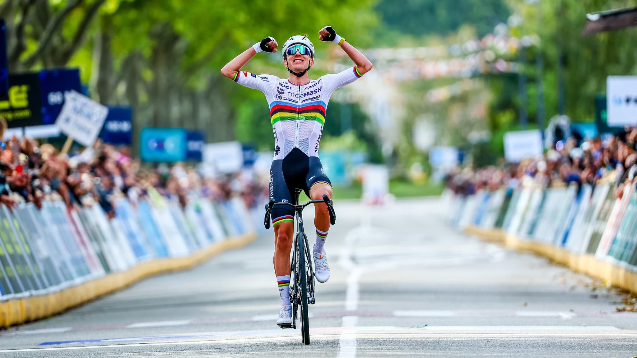 TOUR DE FRANCE, MONDIAUX, AU MOINS DEUX MONUMENTS... POGACAR RÉALISE-T-IL LA MEILLEURE SAISON DE L'HISTOIRE?
