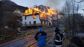 Un chalet en feu à Villar-Saint-Pancrace dans les Hautes-Alpes après un incendie mercredi 22 novembre.