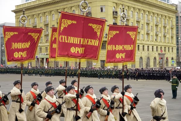 Des militaires russes vêtus d'uniformes historiques défilent lors d'une parade militaire, dans la ville de Volgograd, le 2 février 2023.