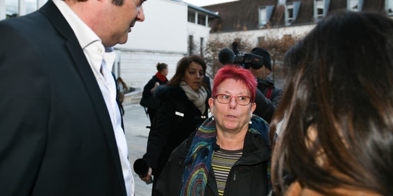 Martine Henry, la mère de Jonathann Daval, échange avec l'avocat de son fils, Randall Schwerdorffer, au tribunal de Besançon, dans le Doubs, le 7 décembre 2022