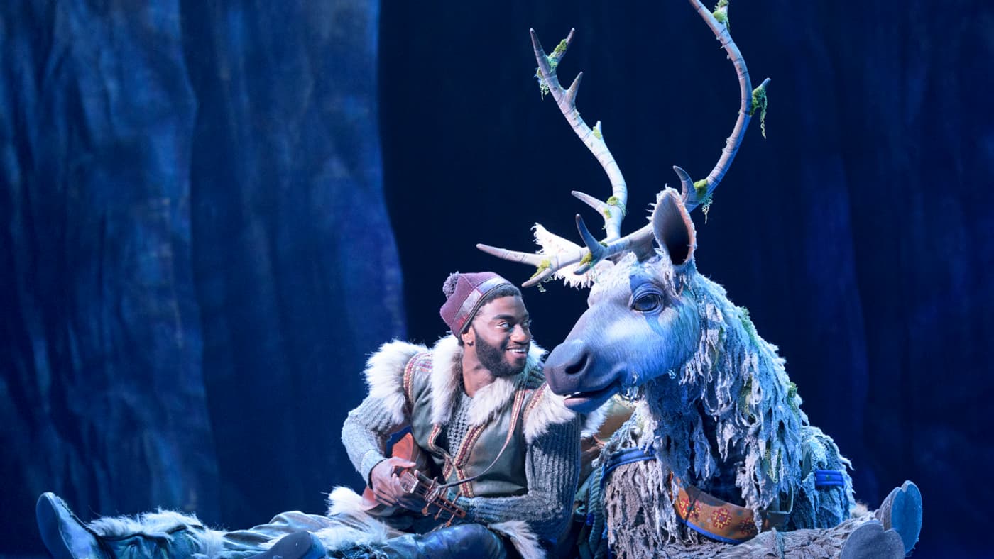 Jelani Alladin (en Kristoff) et Andrew Pirozzi (en Sven) dans la comédie musicale "La Reine des Neiges" Jelani Alladin (en Kristoff) et Andrew Pirozzi (en Sven) dans la comédie musicale "La Reine des Neiges"