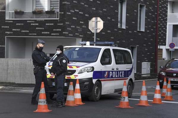 Des policiers bloquent la rue où se déroule la reconstitution du meurtre de Sophie Le Tan, à Schiltigheim, banlieue de Strasbourg, dans l'est de la France, le 16 février 2021. 