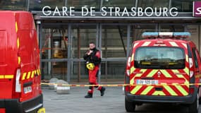 Un pompier marche devant la gare de Strasbourg après une collision entre deux tramways, à Strasbourg, dans l'est de la France, le 11 janvier 2025.