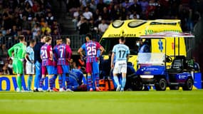 Le footballeur uruguayen Ronald Araujo recevantdes soins, à Barcelone le 10 mai 2022