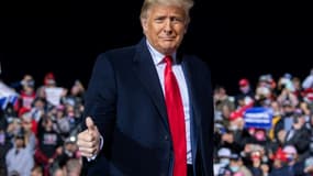 Le président américain Donald Trump participe à un meeting de campagne Make America Great Again  à Johnstown, en Pennsylvanie, le 13 octobre 2020