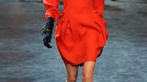 Alber Elbaz a joué sur les contrastes pour dessiner le vestiaire Lanvin pour le prêt-à-porter de l'hiver prochain. /Photo prise le 4 mars 2011/REUTERS/Gonzalo Fuentes