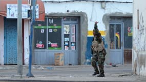 Un membre des forces spéciales tunisiennes pendant l'affrontement avec des jihadistes dans les rues de Ben Guerdane, le 7 mars 2016.