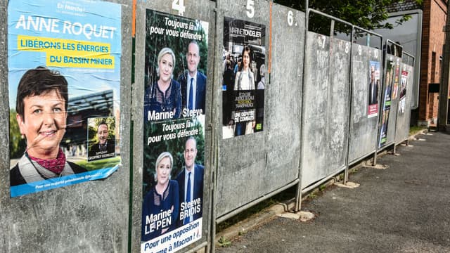 Des affiches de campagne pour le 1er tour des élections législatives, le 30 mai 2017 à Hénin-Beaumont (Nord). 