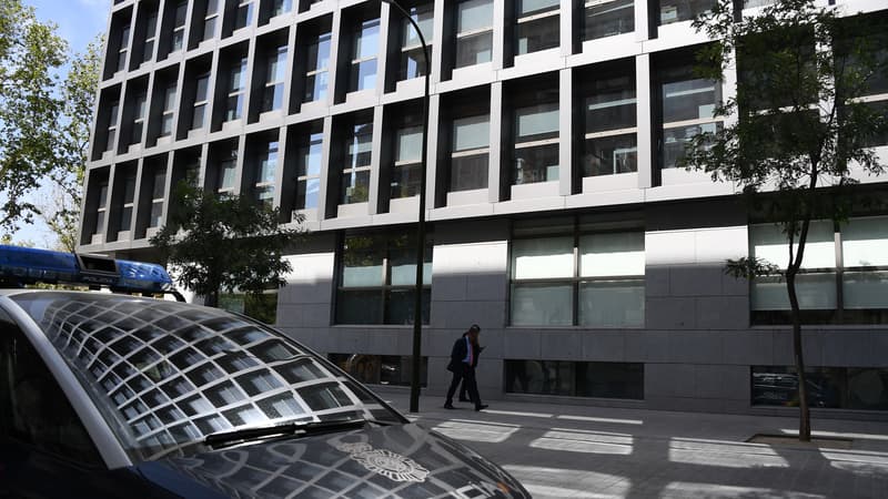 Devant le tribunal de Madrid où les quatre suspects ont été entendus, le 22 août 2017.
