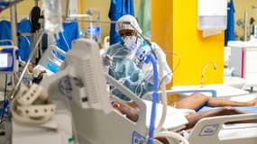 Une infirmière s'occupe d'un patient atteint de Covid-19 dans l'unité de soins intensifs au Centre Hospitalier Universitaire (CHU) de Pointe-a-Pitre, en Guadeloupe, le 24 septembre 2020