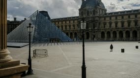 La cour de la pyramide du Louvre presque vide alors que le musée reste fermé lundi 20 octobre 