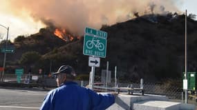 Un homme regardant les flammes qui ravagent le nord de la Californie, ce vendredi 9 novembre 2018.